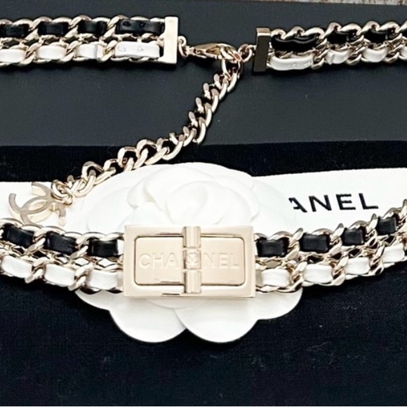🧸RARE RUNWAY CHANEL 2.55 Mademoiselle Lock Black White Lambskin Gold Chain Belt - Picture 1 of 12